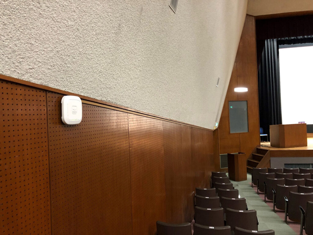 大講堂に設置した無線LAN用アクセスポイント